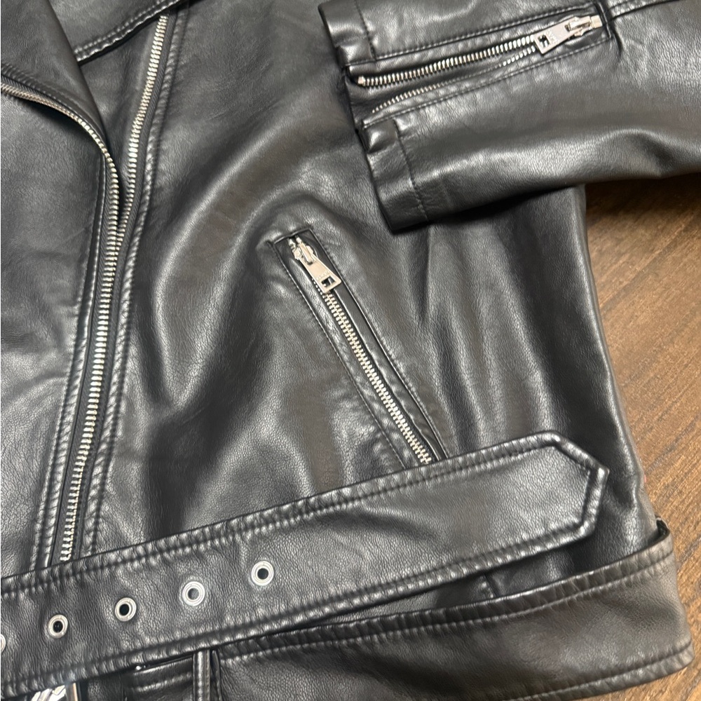 NWOT Levi's womens The Belted Faux Leather Moto Jacket - Picture 3 of 13